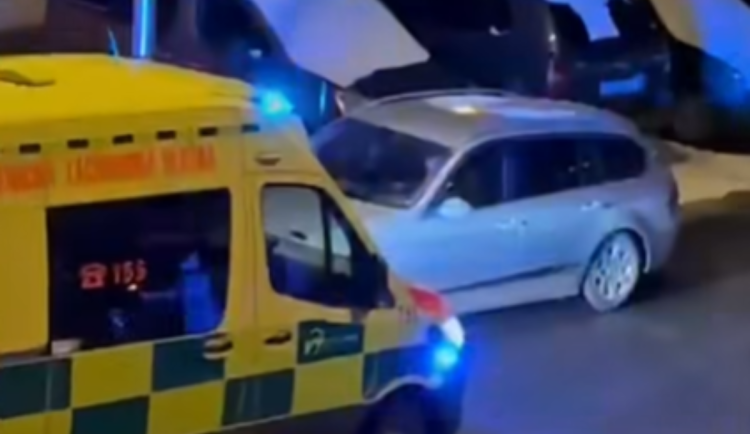 Policisté hledají řidiče, který v Ostravě na Nový rok zatarasil cestu sanitce