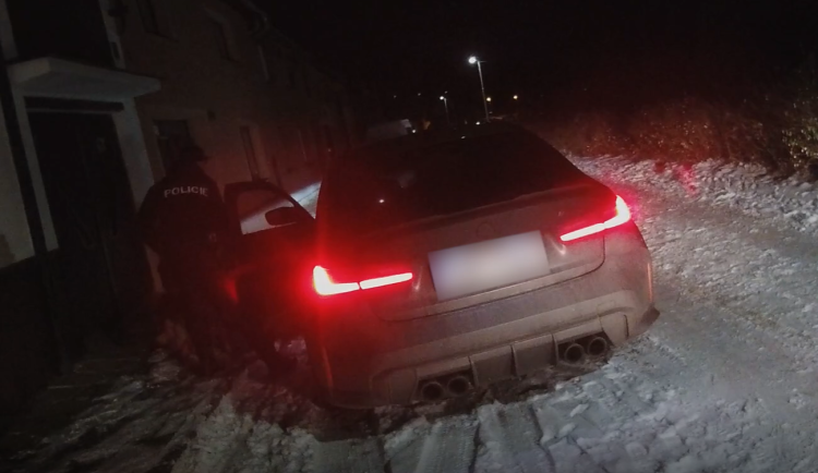 VIDEO: Policii u Olomouce ujížděl až dvoustovkou. Měl tři zákazy, okamžitě skončil ve vazbě