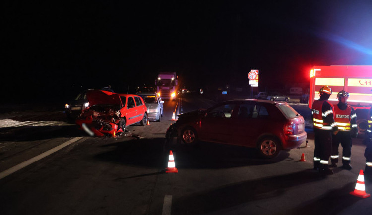 Střet tří aut zablokoval rušný tah na Olomoucku, šofér Fabie nadýchal dvě promile