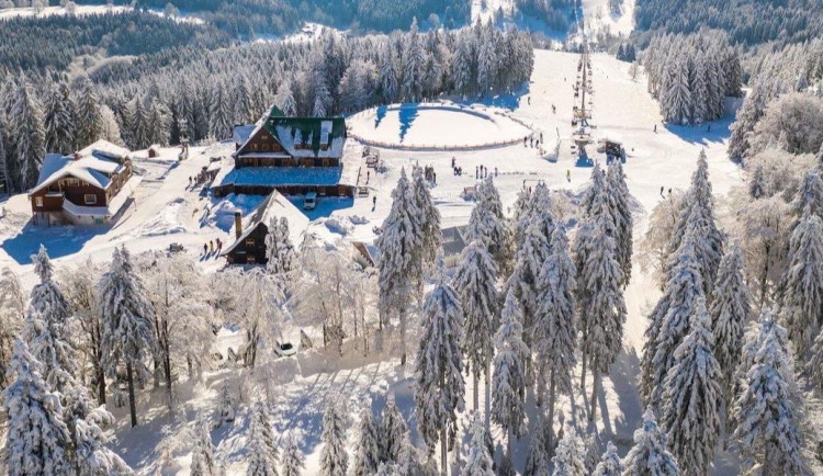 Parkování na Paprsku za 500 korun na den. Bez sněhových řetězů se nyní nahoru nedostanete