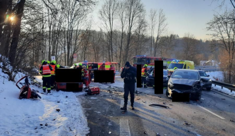 Nehoda tří aut mezi Turnovem a Malou Skálou zavřela silnici, řidičku hasiči vystříhávali