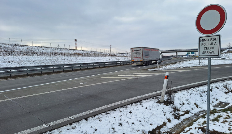 Někteří řidiči využívají i služební sjezd z dálnice, kde pro ně platí zákaz vjezdu