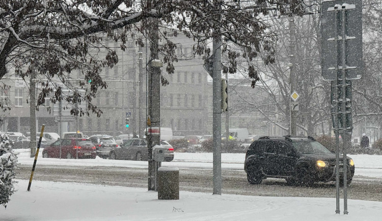 Husté sněžení zkomplikovalo dopravu po celém kraji, policisté řešili desítky nehod