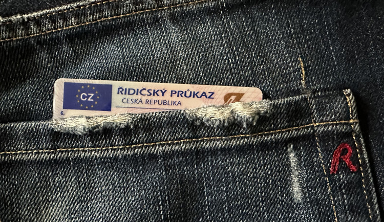 Řidičák od 17 let s mentorem láká. Loni ho využilo více než 30 tisíc mladých řidičů