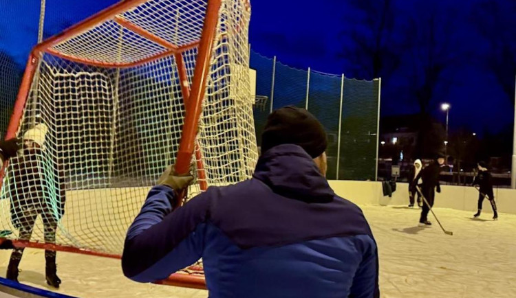 Část bruslařů v Chrastavě si stěžuje na neuklizený led. To není úkol hasičů, říká starosta