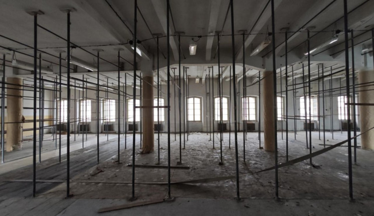 Město hledá návrhy na využití obří továrny na tkanice a stuhy z roku 1884