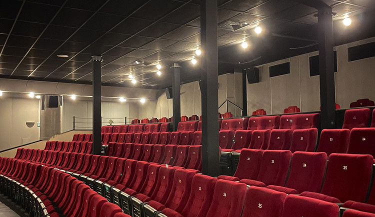 Podpůrné sloupy v sále v kina Metropol v Olomouci