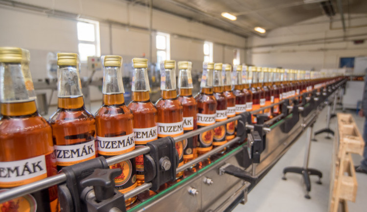 Likérky kritizují další zvýšení daně, některé snižují obsah alkoholu v nápojích