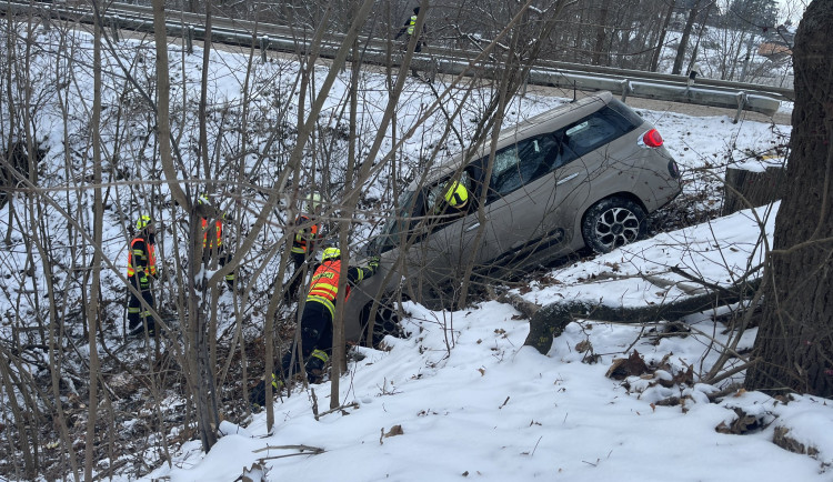 Sněhová pokrývka trápí řidiče v kraji. Jedno z aut viselo nad srázem
