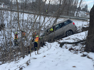 Sněhová pokrývka trápí řidiče v kraji. Jedno z aut viselo nad srázem