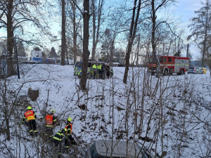 Sníh potrápil řidiče v kraji. Jedno z aut viselo ve srázu u Plumlova