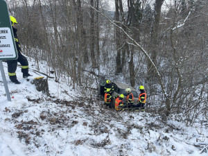 Sníh potrápil řidiče v kraji. Jedno z aut viselo ve srázu u Plumlova
