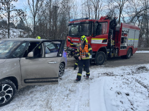 Sníh potrápil řidiče v kraji. Jedno z aut viselo ve srázu u Plumlova