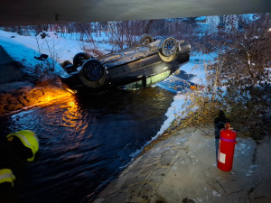 Auto ve srázu i v potoce. Sníh potrápil řidiče v Olomouckém kraji