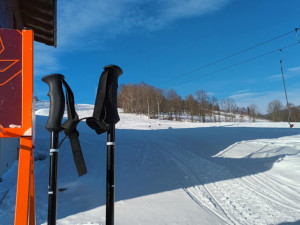 FOTOGALERIE: Do Jeseníků se vrátila pravá ladovská zima, slunce i sněžení. Hory zaplavili lyžaři