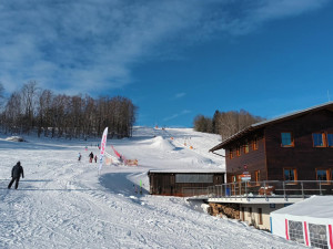 FOTOGALERIE: Do Jeseníků se vrátila pravá ladovská zima, slunce i sněžení. Hory zaplavili lyžaři