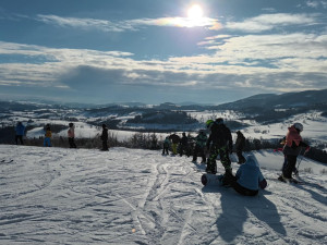 FOTOGALERIE: Do Jeseníků se vrátila pravá ladovská zima, slunce i sněžení. Hory zaplavili lyžaři