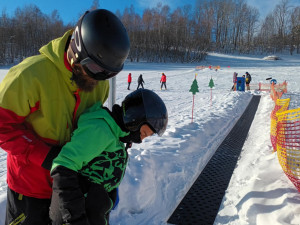FOTOGALERIE: Do Jeseníků se vrátila pravá ladovská zima, slunce i sněžení. Hory zaplavili lyžaři