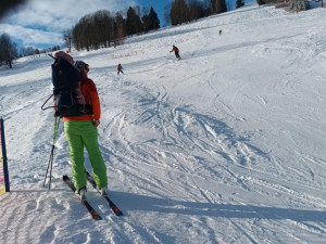 FOTOGALERIE: Do Jeseníků se vrátila pravá ladovská zima, slunce i sněžení. Hory zaplavili lyžaři