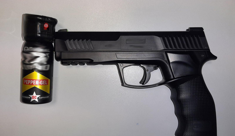 Napjatý večer v Žabovřeskách. Muž po hádce vytáhl zbraň i pepřák