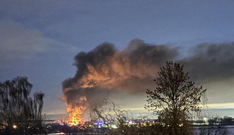 FOTO: Plameny a hustý dým nad Budějovicemi. Požár haly v Plané byl vidět z širokého okolí
