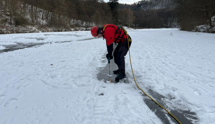 Led na Prýglu je zrádný. Přesvědčila se o tom žena, která se do přehrady zřítila