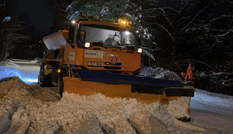 Řidiče i chodce v Libereckém kraji trápí ledovka, pro kamiony jsou uzavřené dvě silnice