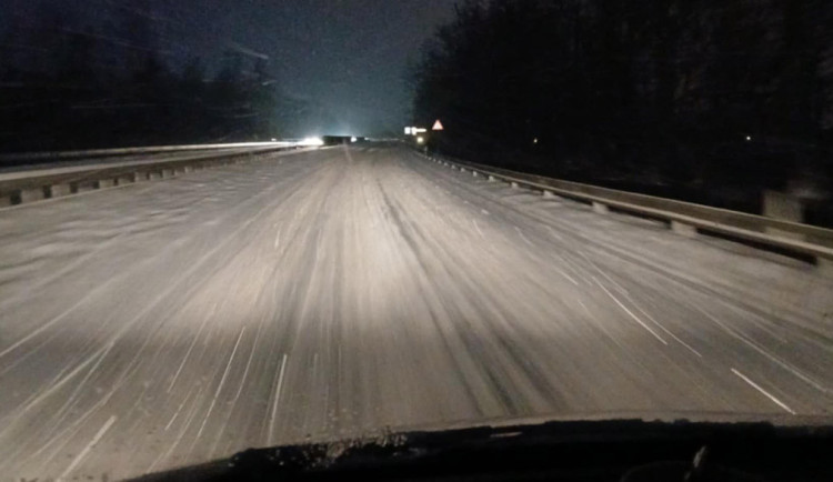 Auta v příkopech, nehoda na dálnici. Kalamita zasáhla Olomoucký kraj