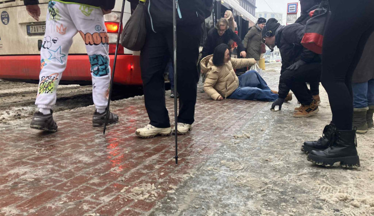 Ledovka komplikovala pohyb po Praze, zranily se desítky lidí. Záchranáři vyhlásili traumaplán