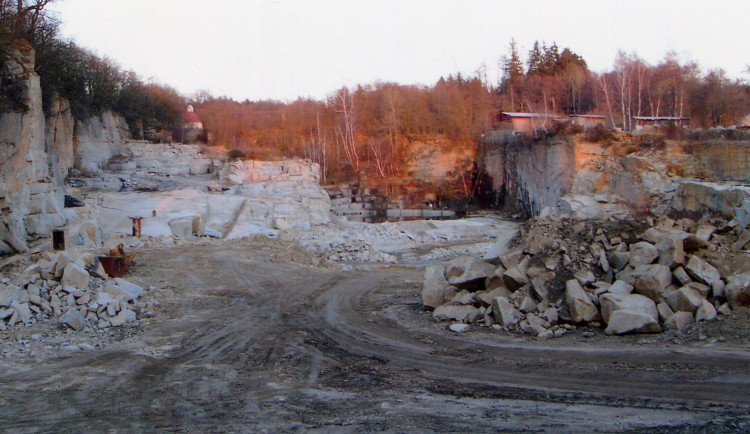 Obří lom chce firma zasypat milionem tun odpadu. Lidé to odmítají a brání se peticí