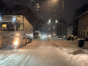 Auta v příkopech, nehoda na dálnici. Kalamita zasáhla Olomoucký kraj