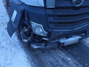 VIDEO: Auta v příkopech, nehody na dálnici. Kalamita zasáhla Olomoucký kraj