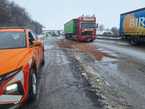 VIDEO: Auta v příkopech, nehody na dálnici. Kalamita zasáhla Olomoucký kraj