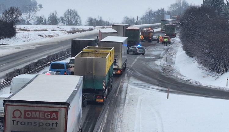 VIDEO: Auta v příkopech, nehody na dálnici. Kalamita zasáhla Olomoucký kraj