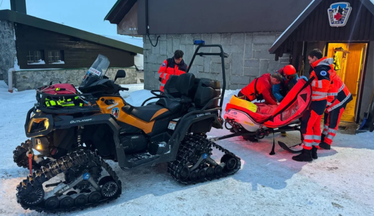 Dva kolapsy na horách. Záchranáři v Jeseníkách zasahovali u běžkaře a hosta restaurace