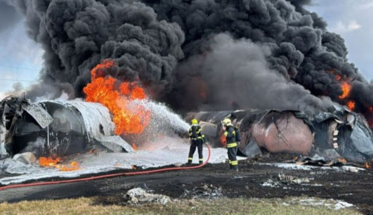 size4-17407448972725-124-fotogalerie-pozar-vagonu-s-benzolem-likviduji-hasici-ve-zvlastnim-stupni-poplachu