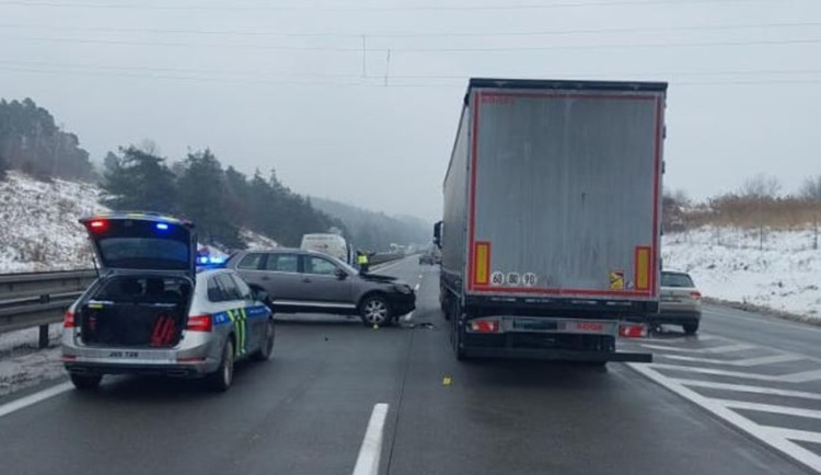 Na dálnici se srazila tři auta, místo je s opatrností průjezdné