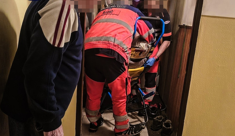 Všímavý soused zachránil život 91leté seniorce s cukrovkou, ležela bezvládně na zemi