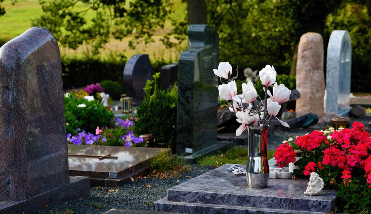 Náklady na sociální pohřby v Karlovarském kraji rostou, jejich počet se nemění