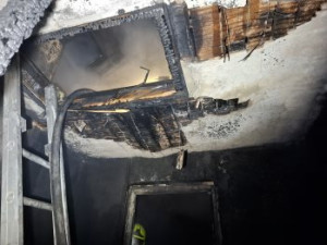 V Moravském Berouně shořelo druhé patro rodinného domu. Majitel se nadýchal zplodin