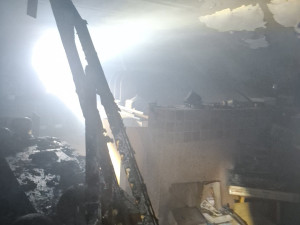 V Moravském Berouně shořelo druhé patro rodinného domu. Majitel se nadýchal zplodin