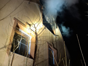 V Moravském Berouně shořelo druhé patro rodinného domu. Majitel se nadýchal zplodin