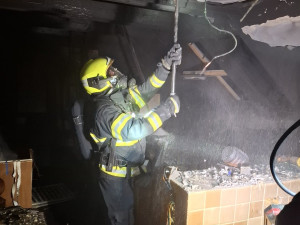 V Moravském Berouně shořelo druhé patro rodinného domu. Majitel se nadýchal zplodin