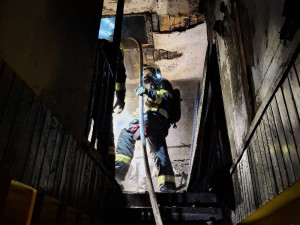 V Moravském Berouně shořelo druhé patro rodinného domu. Majitel se nadýchal zplodin