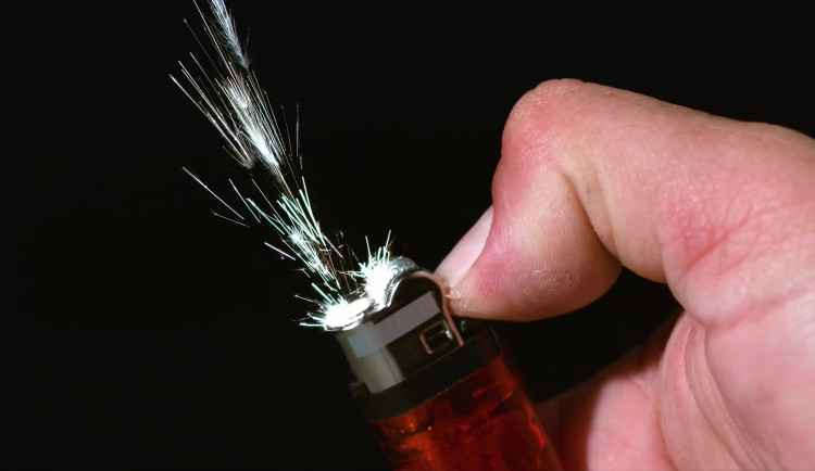 Teď něco uvidíte, zvolal muž a chystal se před vozem policie v Liberci upálit