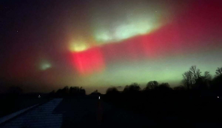 Polární záře v noci vybarvila nebe nad Vysočinou, lépe byla vidět přes mobil