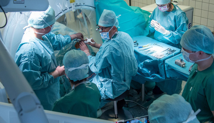 VIDEO: Nekonečné rituály uvěznily muže v léčebně. Pomohla unikátní operace ve FN Olomouc