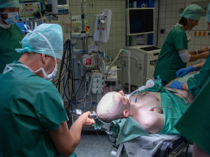 Neurochirurgická operace psychiatrického pacienta ve FN Olomouc