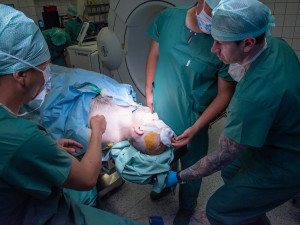 Neurochirurgická operace psychiatrického pacienta ve FN Olomouc