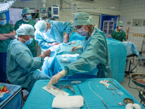 Neurochirurgická operace psychiatrického pacienta ve FN Olomouc